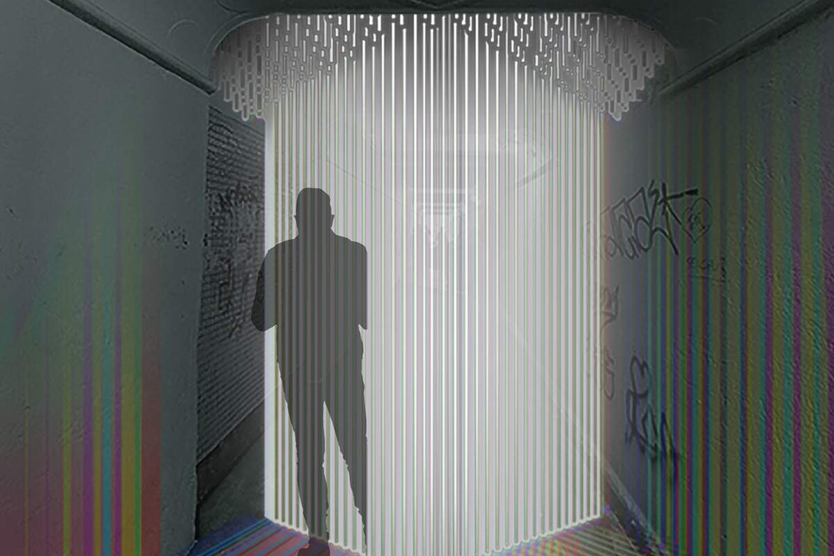 A imagem mostra um corredor com pichações nas paredes e um prisma iluminado ao meio com luzes coloridas que são refletidas nas paredes. Também aparece a sombra de um homem junto ao prisma