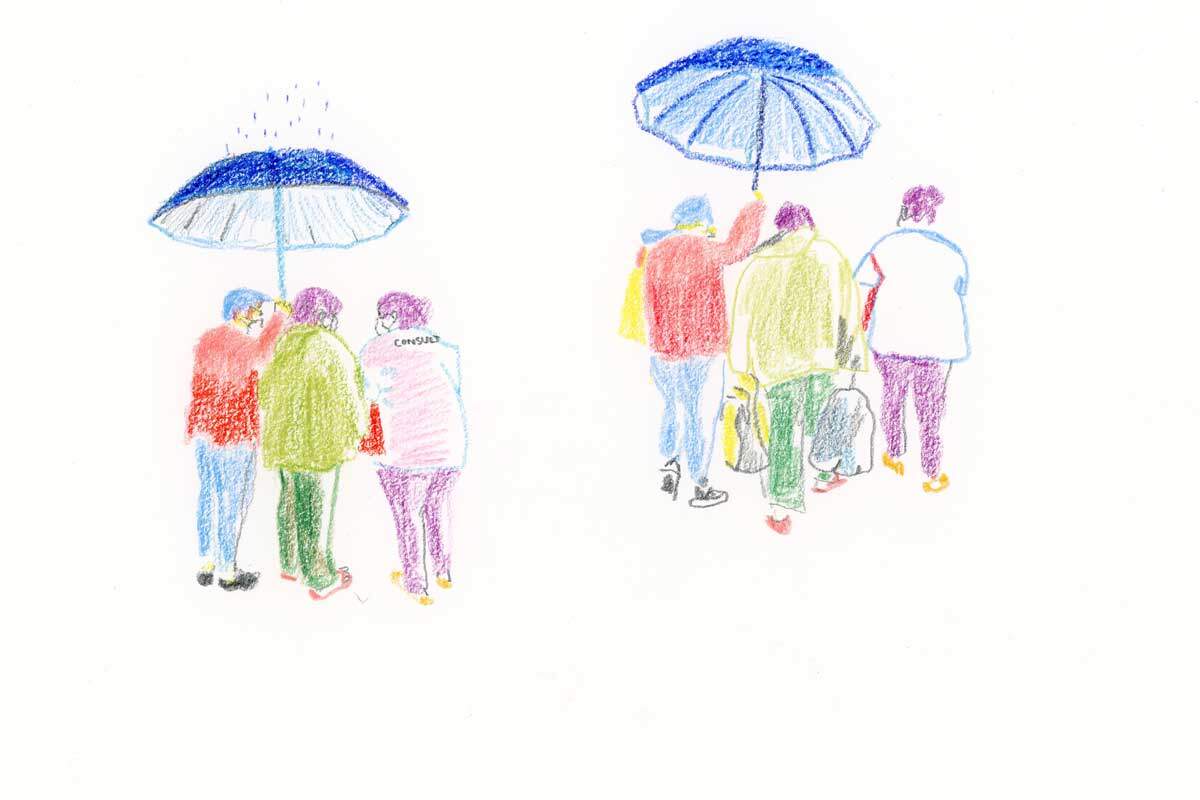 A imagem é uma ilustração, em fundo branco, que mostra dois grupos de três pessoas debaixo de guarda chuvas. Elas estão desenhadas de costas e com roupas coloridas.