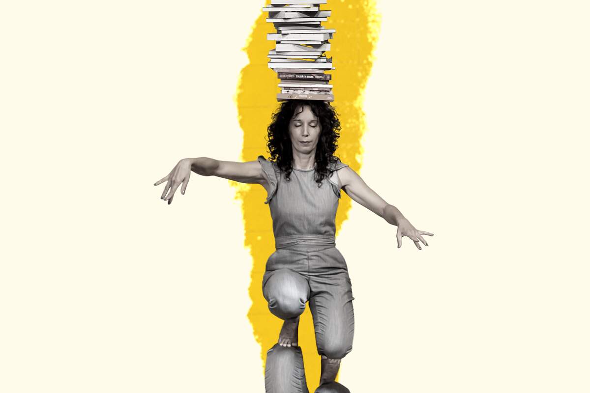 Com um fundo creme e amarelo, a imagem mostra uma mulher se equilibrando, com os braços abertos na lateral, e equilibrando livros em sua cabeça. Ela está de olhos fechados, tem cabelos pretos, longos e ondulados e usa um macacão.